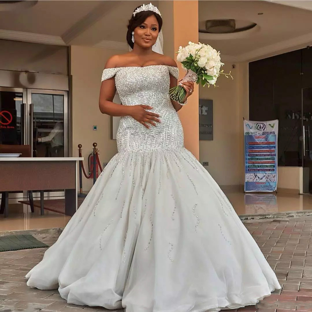 Luxurious Beading Sequins Plus Size Mermaid Wedding Dresses Dubai African Off Shoulder Floor Length Beach Bridal Gowns Sweep Train Dress