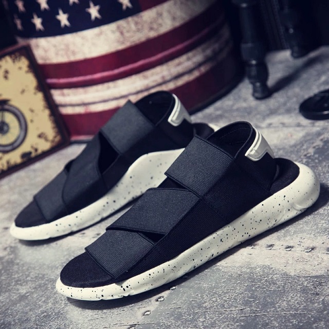 Summer men's designer slippers men sandals lazy teen crowd bottomed sandals Flip Flops Buckle Slippers For men Beach Slippers Q-2, Black
Summer men's designer slippers men sandals lazy teen crowd bottomed sandals Flip Flops Buckle Slippers For men Beach Slippers Q-2, Black