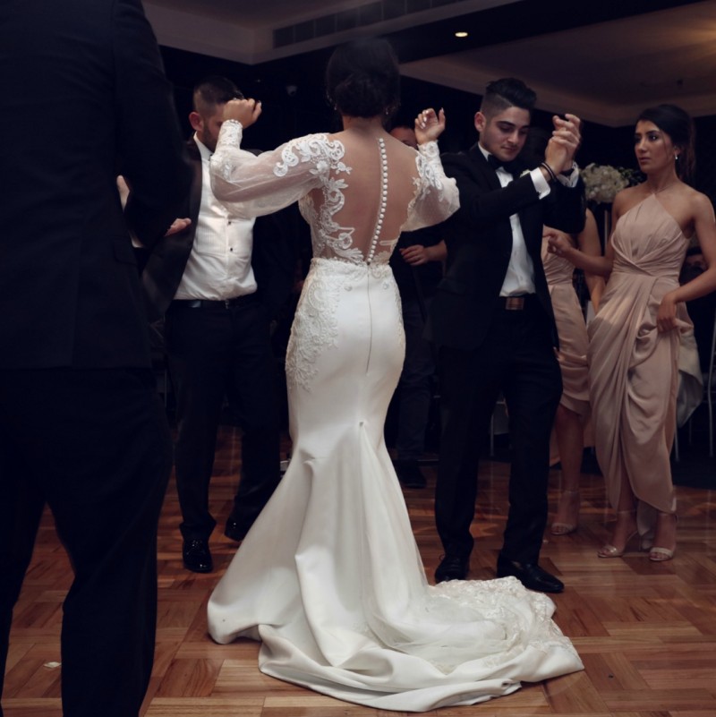 Berta Fashion Mermaid Wedding Dresses With Long Sleeves Sheer Plunging Neck Trumpet Bridal Gowns Appliqued Plus Size Vestido De Novia