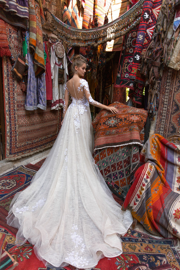 Eva Lendel A e Dresses Sheer V Neck Long Sleeve Bridal Gowns Covered Button Back Sweep Train Applique Lace Wedding Dress