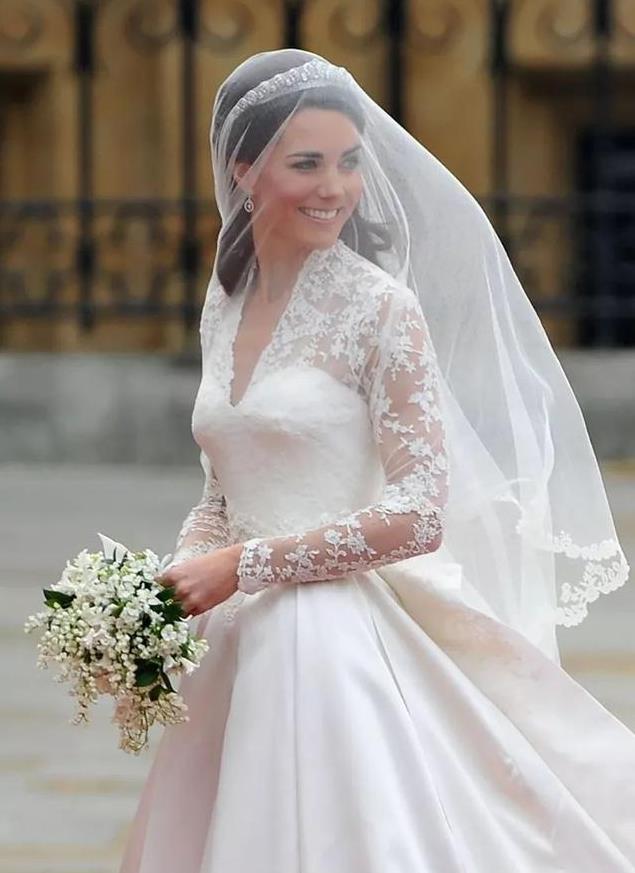 Elegant Kate Middleton Wedding Dress A Line Princess Sheer Long Sleeves V-Neck Lace Appliques Chapel Train Satin Bridal Gowns White Ivory