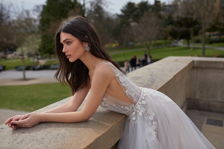 2019 Julie Vino Beach Wedding Dresses Deep V Neck Sweep Train Lace Boho Bridal Dress Applique Backless Tiered Tulle Bohemian Wedding Gown