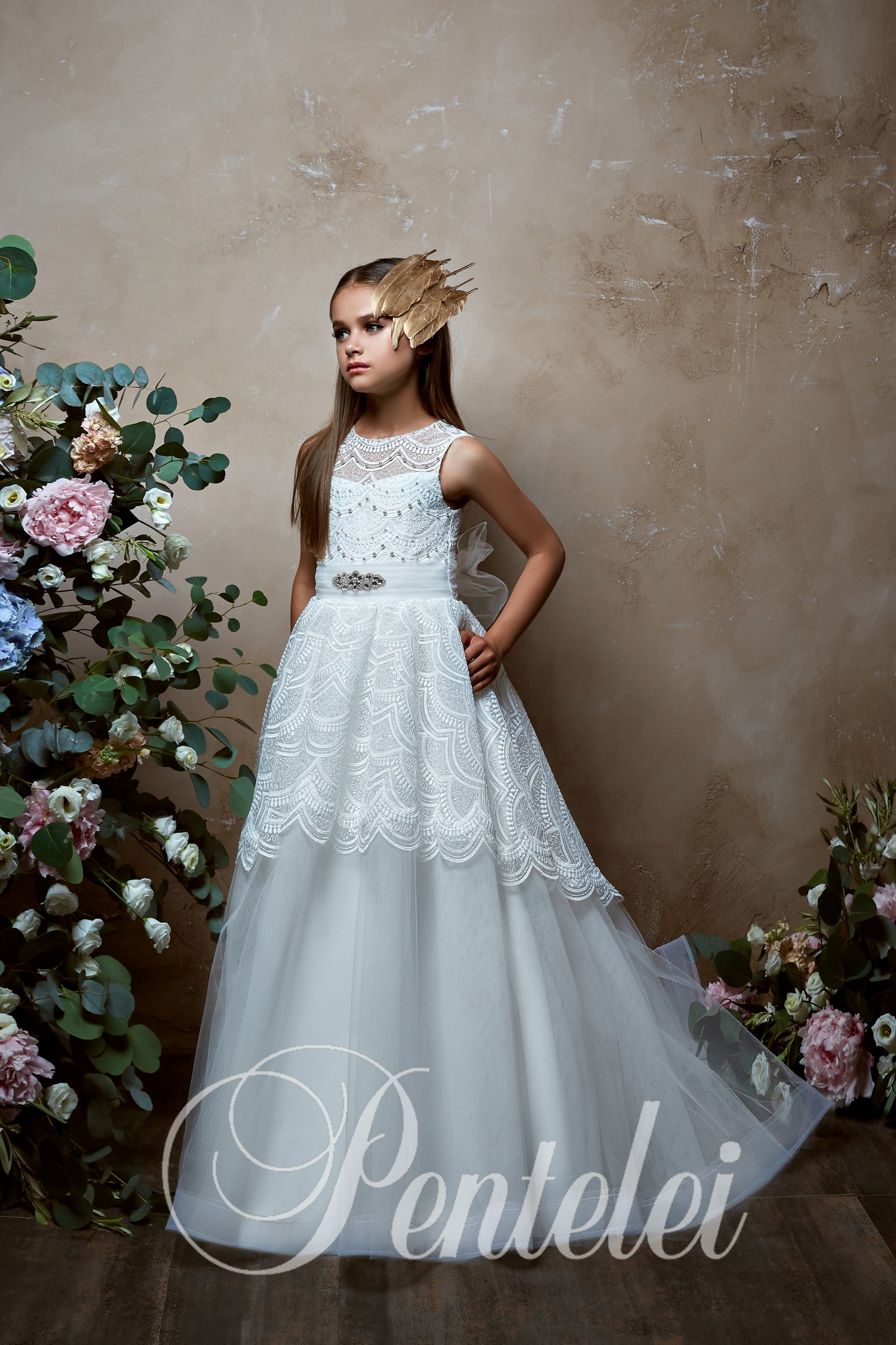 Cute Flower Girl Dresses A Line Jewel Neck Sweep Train Sleeveless Lace Girls Pageant Dress With Belt Crystal Pearls Kids Wedding Gowns