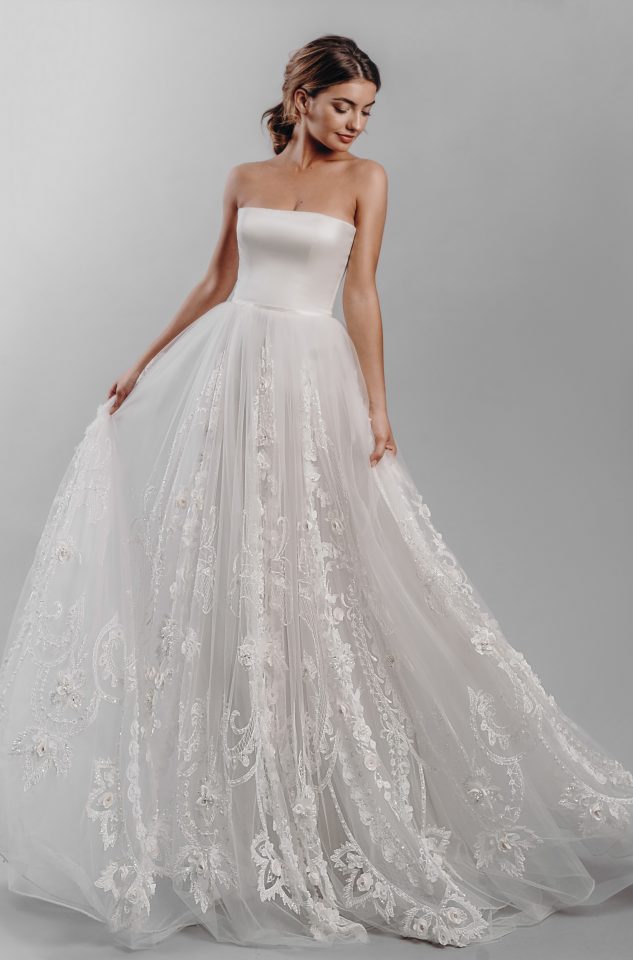 2019 A Line Bohemian Wedding Dresses Strapless Lace 3D Floral Appliques Beads Beach Wedding Dress Floor Length Cheap Bridal Gowns Boho