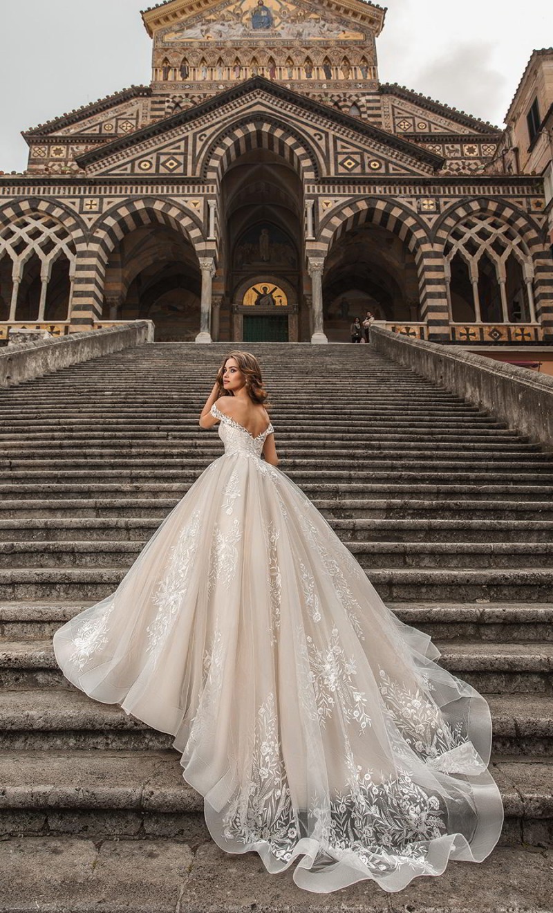 La Petra 2019 Vintage Wedding Dresses Off The Shoulder Saudi Arabic Lace Appliqued Wedding Gowns Castle Court Train Bridal Dress