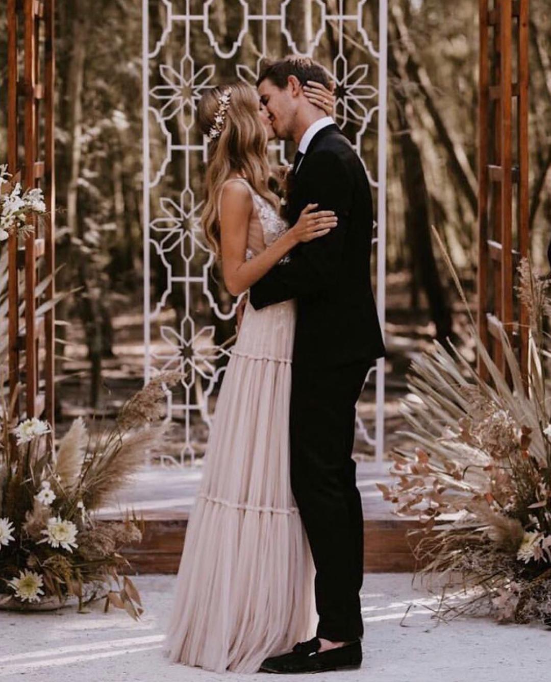 Bohemian Dresses Deep V Neck Sweep Train Sexy Backless Lace Appliques Vintage Bridal Gowns Custom Made Plus Size Wedding Dress