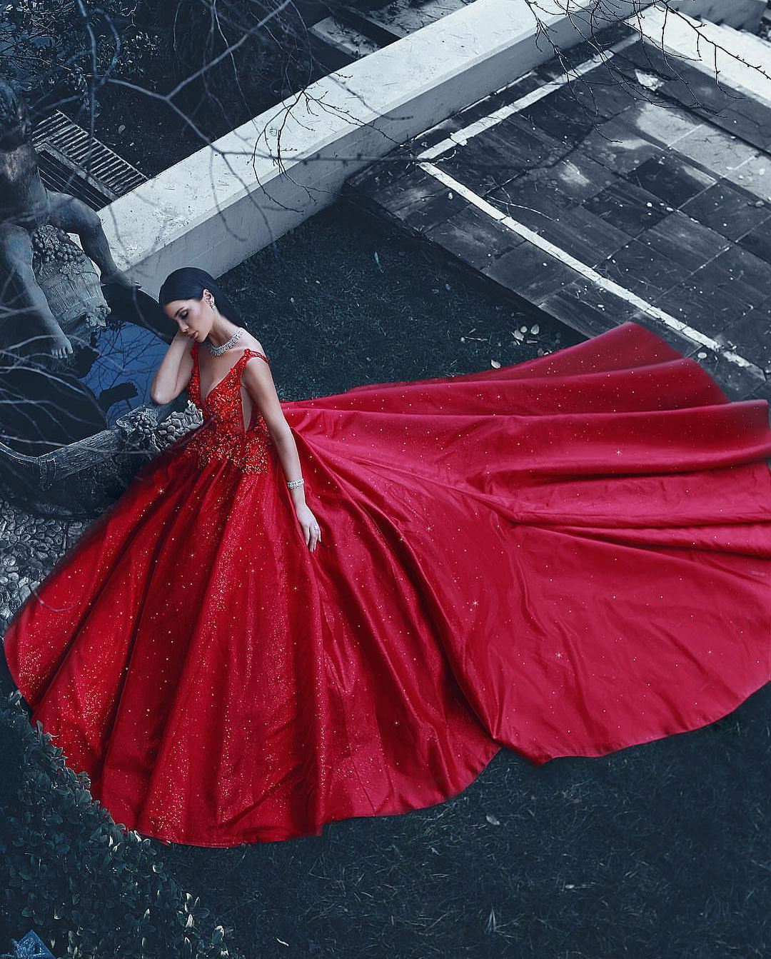 Luxury Custom Made Prom Dress Brand New Red Deep V Neck Sequins Applique Beaded Sweep Train Ball Gown Evening Dresses Backless