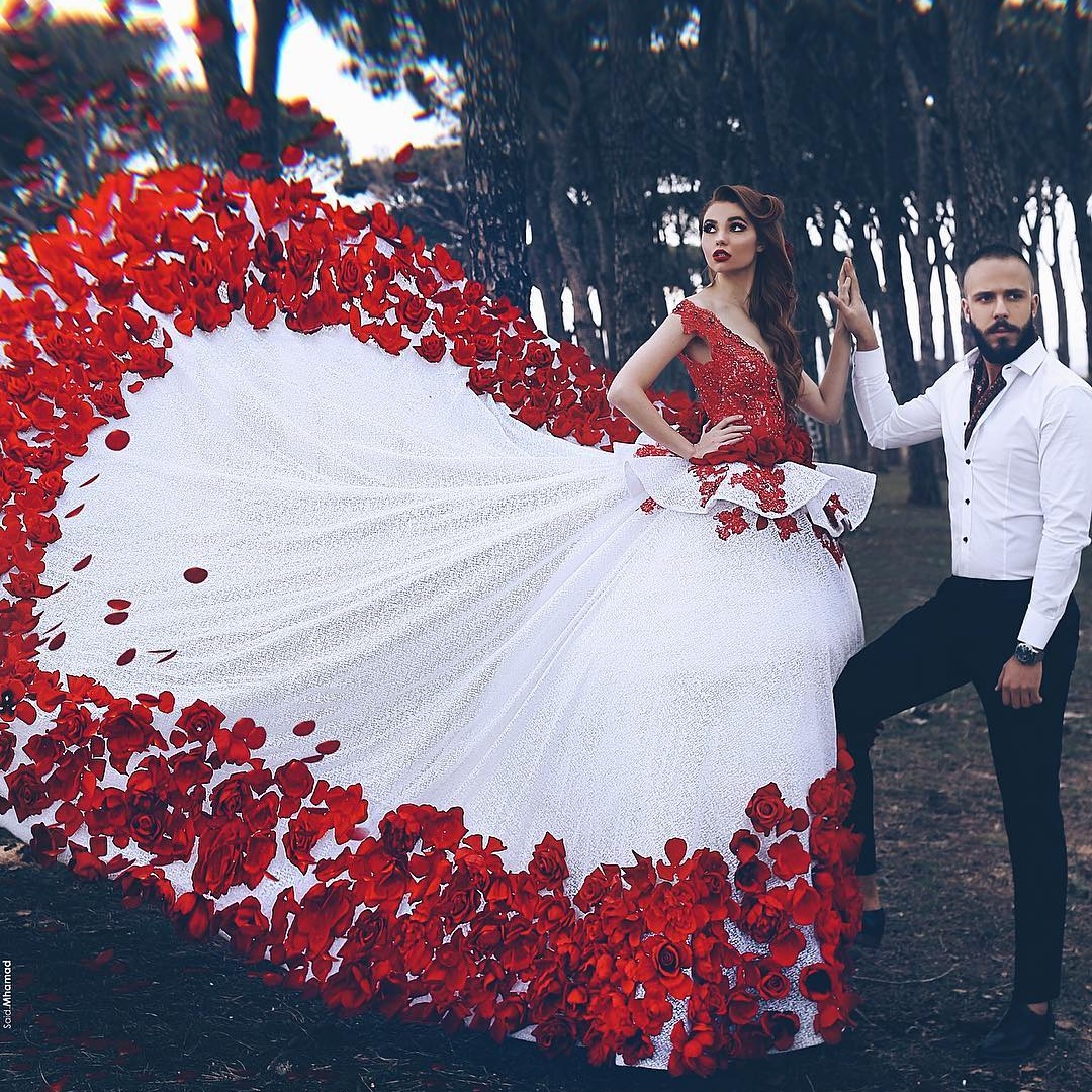 Fascinating 3D Rose Flower Prom Dresses Deep V-Neck Lace Applique Sleeveless White Lace Evening Dresses Gorgeous Handmade Flowers Party Dres