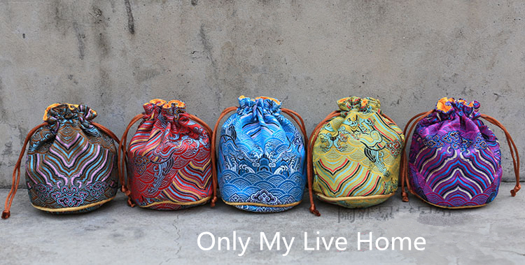 Wave Round Bottom Chinese Brocade Small Bucket Bag Drawstring Silk Jewelry Pouch Bracelet Gift Bag Pouch 3 size choose 50pcs/lot
Wave Round Bottom Chinese Brocade Small Bucket Bag Drawstring Silk Jewelry Pouch Bracelet Gift Bag Pouch 3 size choose 50pcs/lot