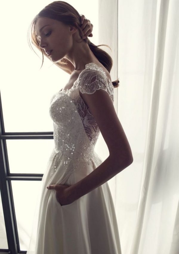 Riki Dalal 2018 Beach Wedding Dress With Lace Sequined Appliqued Cap Sleeve Floor Length Satin Bridal Dress Cheap Plus Size Wedding Gowns