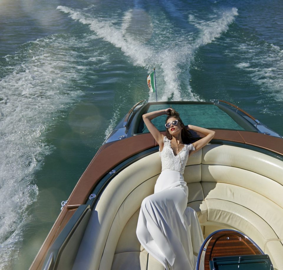 Modest Country Beach Wedding Dresses With Detachable Skirt V Neck Cap Sleeve Bcakless Bridal Gowns Lace Applique Plus Size Wedding Dress