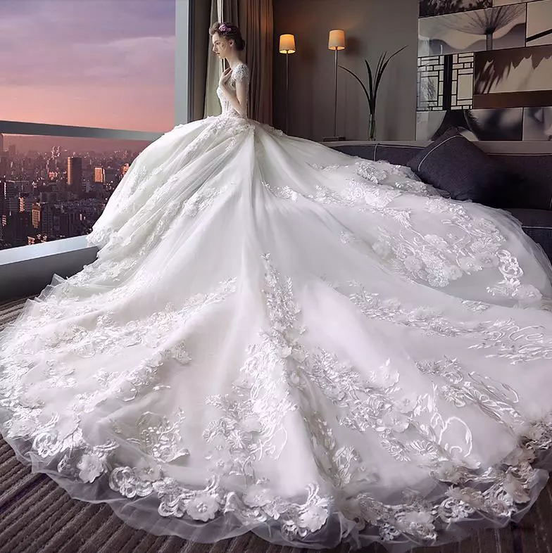 Charming Floral Applique Wedding Dress V-Neck Beaded Lace Appliqued Short Sleeve Bridal Dress Amazing Cathedral Train Tulle Wedding Dresses