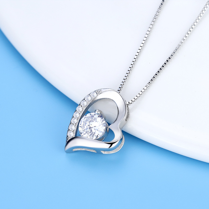 Charming S925 Silver-Plated Heart Shaped Pendant Necklace adorned with Glittering Diamond Crystals