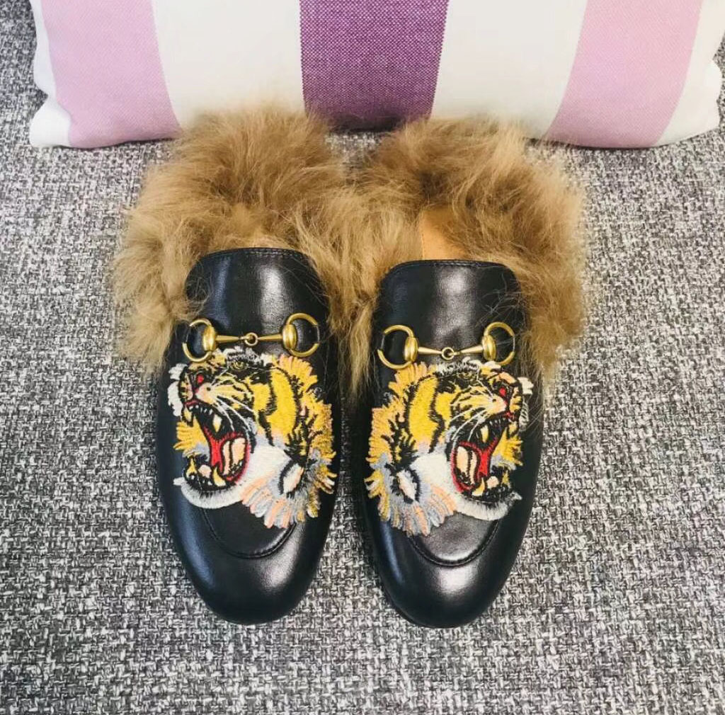 2021 women's fur slippers cowboy shoes designer leather metal chains casual wear size 35-41, Black
2021 women's fur slippers cowboy shoes designer leather metal chains casual wear size 35-41, Black
