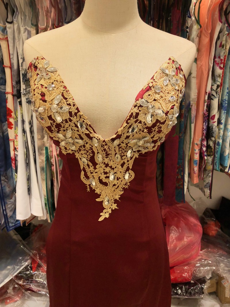 Sexy Burgundy Evening Dress Side Split Sweep Train Gold Applique with rhinestones Prom Gowns Custom Made Elastic Satin/Velvet Evening Gowns