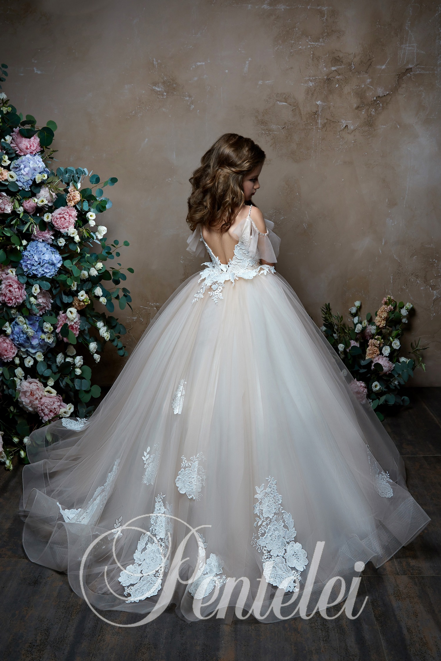 Pentelei 2019 Cute Flower Girl Dresses For Weddings Off The Shoulder Short Sleeve Lace Girls Pageant Dress Appliques Beaded Ball Gown