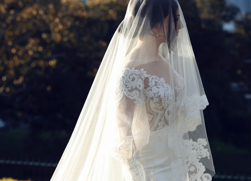 Berta Fashion Mermaid Wedding Dresses With Long Sleeves Sheer Plunging Neck Trumpet Bridal Gowns Appliqued Plus Size Vestido De Novia