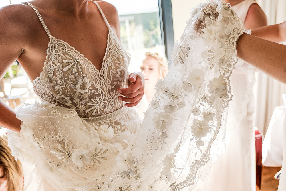 Berta Dresses A e 3D ral Appliques Spaghetti Sexy Backless Country Wedding Gowns Sequins Sweep Train Beach Bridal Dress Plus