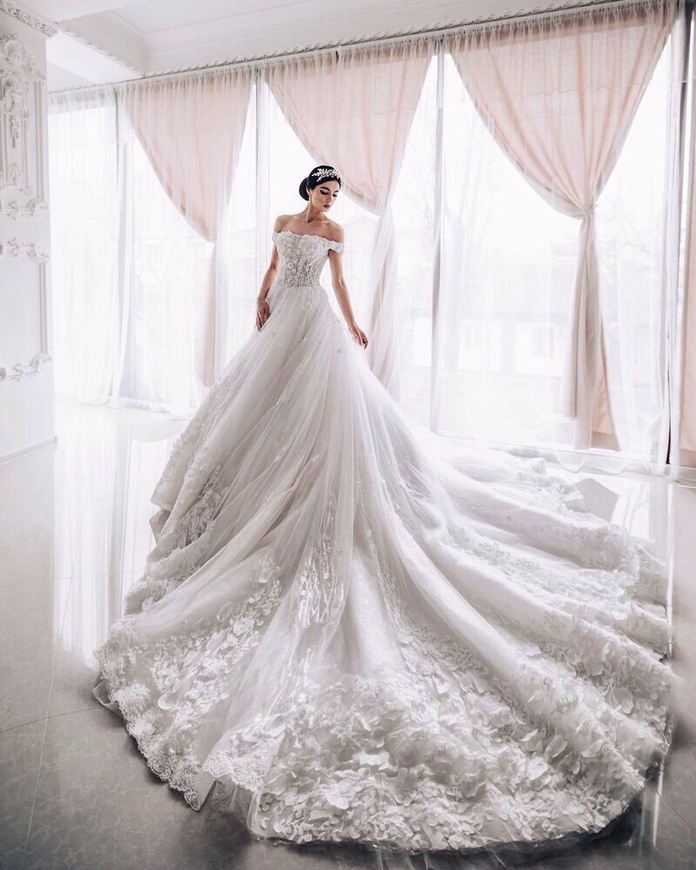 Dreamy Enchantment Tulle Wedding Dress With 3D Flowers Elegant Off Shoulder Beading A-Line Bridal Dress Glamorous Appliqued Wedding Gowns