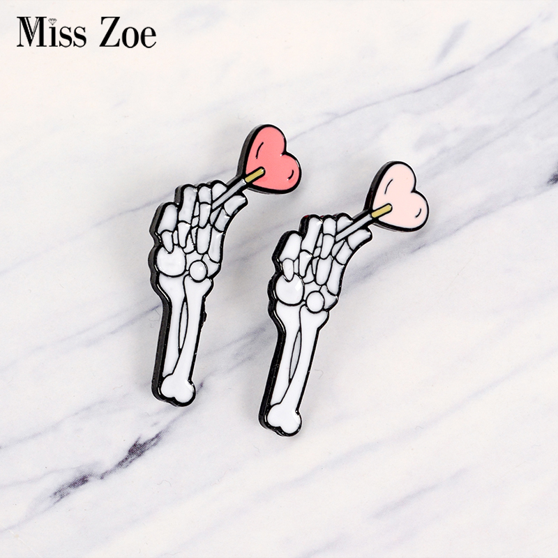 Gothic Love enamel pin Skeleton hand with heart lollipop badge brooch Lapel pin Denim Jeans shirt bag Dark Punk Jewelry Gift
Gothic Love enamel pin Skeleton hand with heart lollipop badge brooch Lapel pin Denim Jeans shirt bag Dark Punk Jewelry Gift