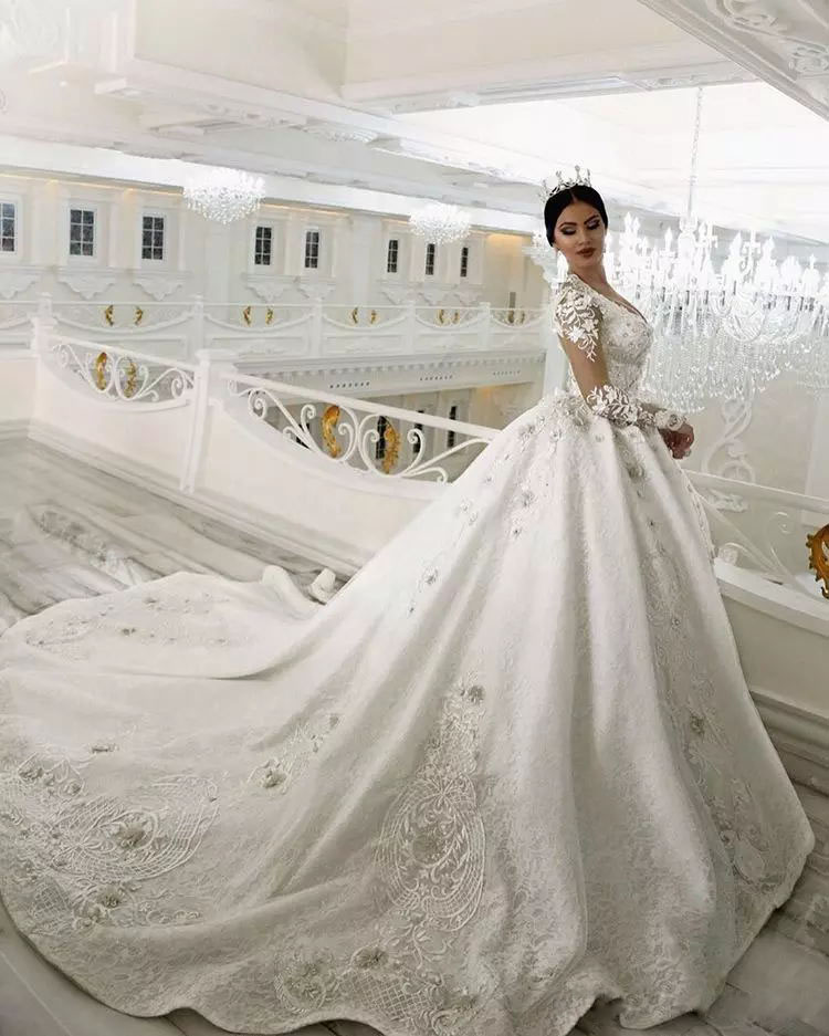 Crystal Beaded Lace Ball Gown Wedding Dress Saudi Arabia Sweetheart Appliqued Bridal Dress Glamorous Dubai Vintage Princess Wedding Dresses