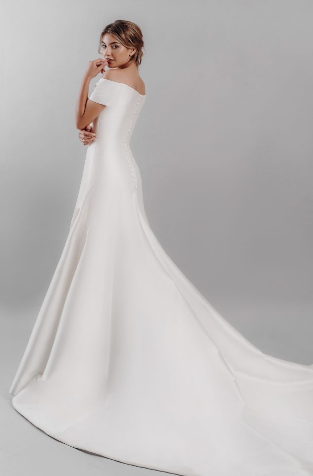 Fashion Satin Dresses Off The Shoulder Short Sleeves Autumn Sweep Train A e Country Garden Bridal Gowns Plus Size Wedding Dress