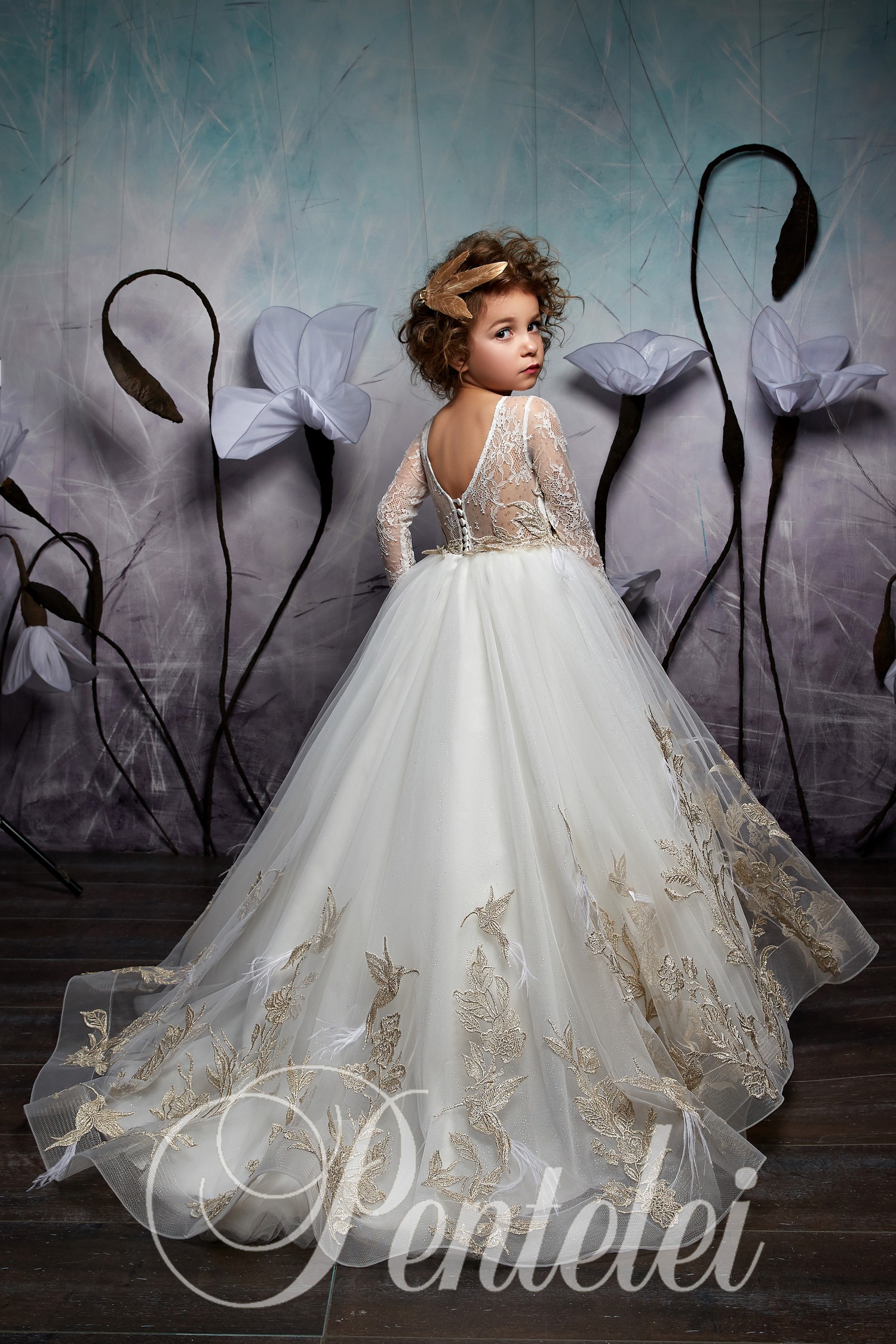 Long Sleeves Flower Girls Dresses With Lace Appliques Feather Jewel Neckline Girl Pageant Dress Sexy Back Birthday Kids Communion Dress