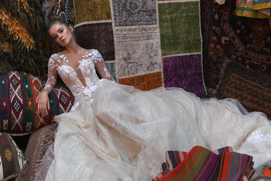 Eva Lendel A e Dresses Sheer V Neck Long Sleeve Bridal Gowns Covered Button Back Sweep Train Applique Lace Wedding Dress