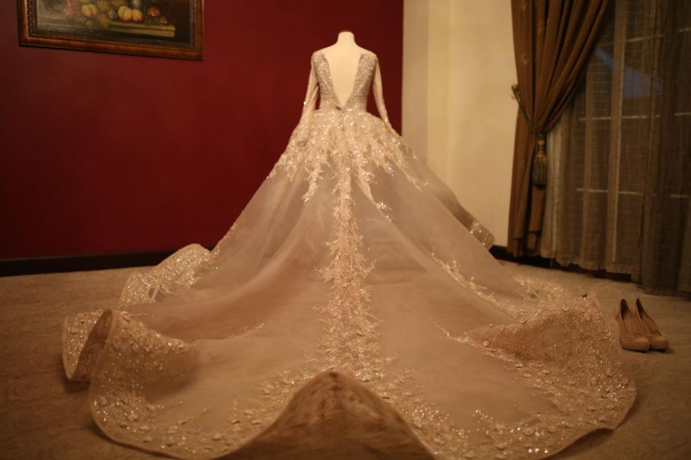 2019 Luxury Wedding Dresses Jewel Neck Lace Appliques Bling Crystal Sequins Beads Dubai Arabic Country Wedding Dress Long Sleeve Bridal Gown