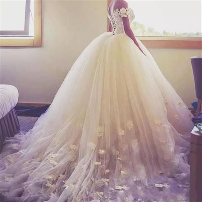 2018 New Sexy Ball Gown Wedding Dresses Off Shoulder Handmade Flowers Appliques Lace Chapel Train Tulle Backless Lace Up Formal Bridal Gowns