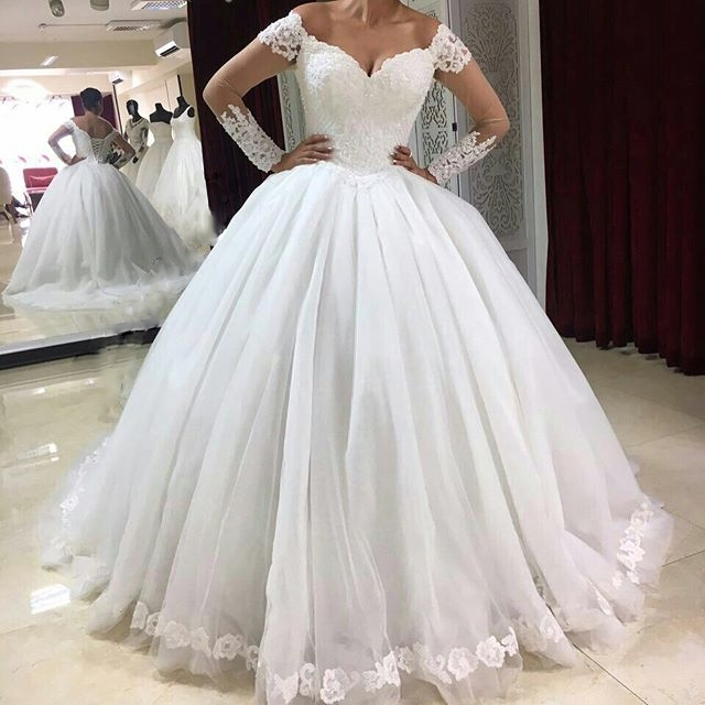Sweetheart Ball Gown Long Sleeve Wedding Dresses Lace Appliques with Beaded Wedding Gowns Open Back Bride Dresses vestido de noiva, Ivory 
Sweetheart Ball Gown Long Sleeve Wedding Dresses Lace Appliques with Beaded Wedding Gowns Open Back Bride Dresses vestido de noiva, Ivory