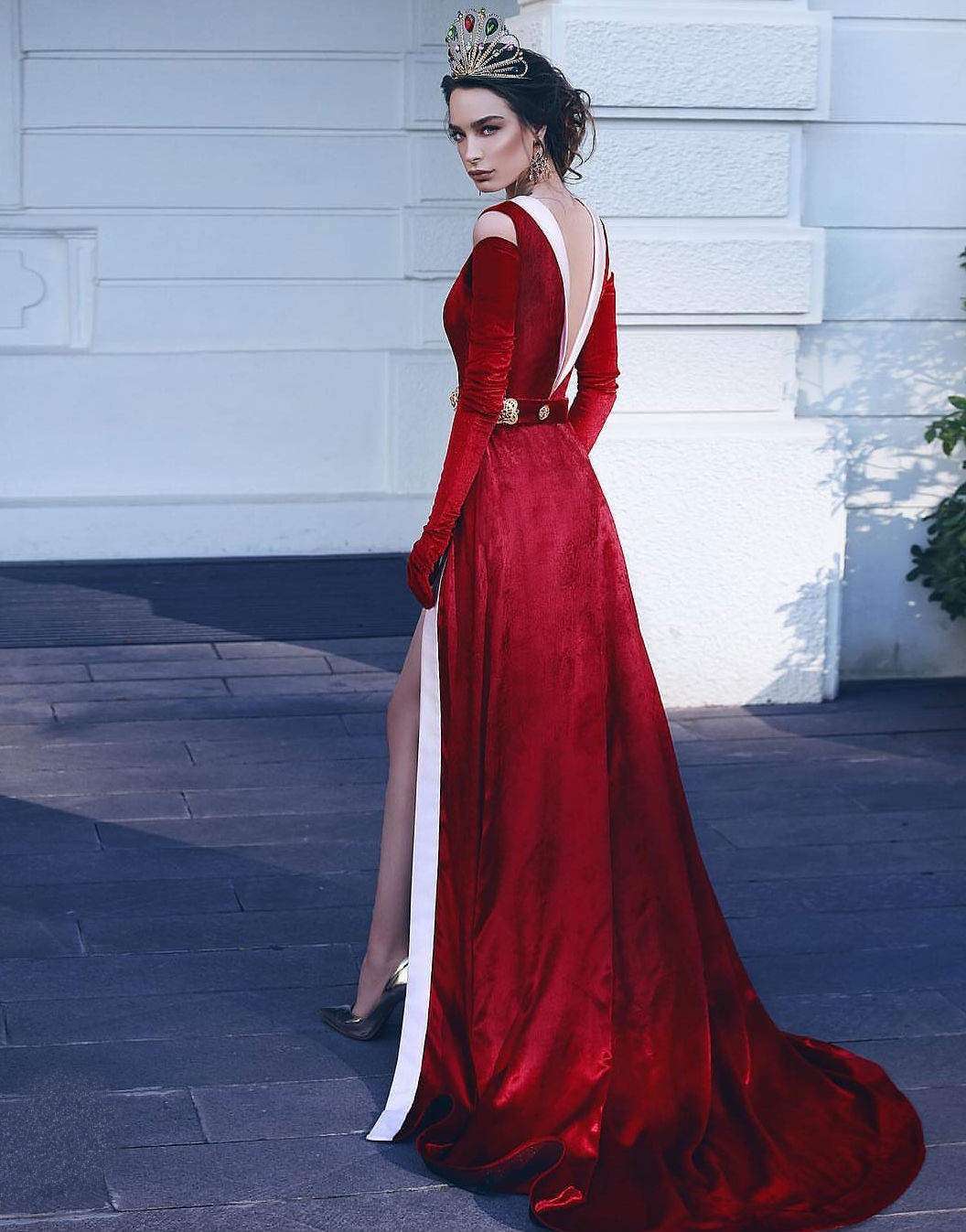 Brand New 2018 Evening Dresses High Quality Sexy Deep V Neck Backless Gold Buttons Side Split Velvet Prom Dress With Long Customized Gloves