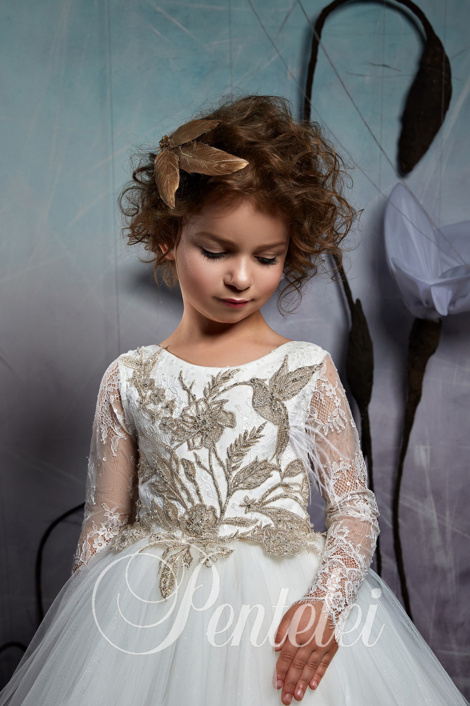 Long Sleeves Flower Girls Dresses With Lace Appliques Feather Jewel Neckline Girl Pageant Dress Sexy Back Birthday Kids Communion Dress