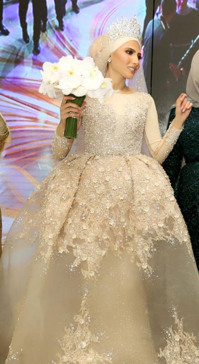 2019 Luxury Wedding Dresses Jewel Neck Lace Appliques Bling Crystal Sequins Beads Dubai Arabic Country Wedding Dress Long Sleeve Bridal Gown