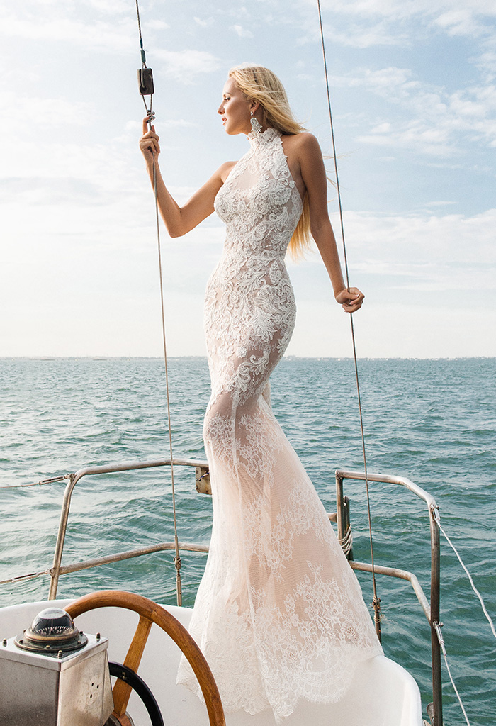 Ivory Dresses Illusion Lace Appliques Sweep Train Sexy Back Beach Bridal Gowns High Neck Sleeveless Plus Size Wedding Dress