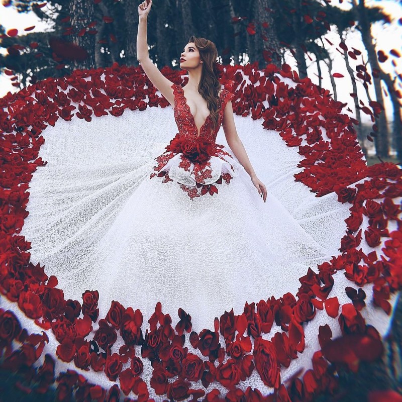 Fascinating 3D Rose Flower Prom Dresses Deep V-Neck Lace Applique Sleeveless White Lace Evening Dresses Gorgeous Handmade Flowers Party Dres