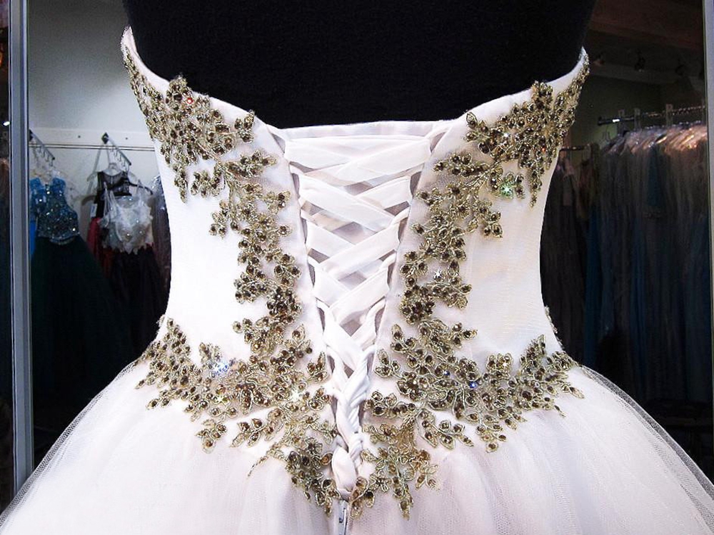 Quinceanera Dresses 2020 Modest Sweet 16 Ball Gown Gold Lace Beads Prom Gowns White Tulle Lace Up Birthday Party Vestidos De 15