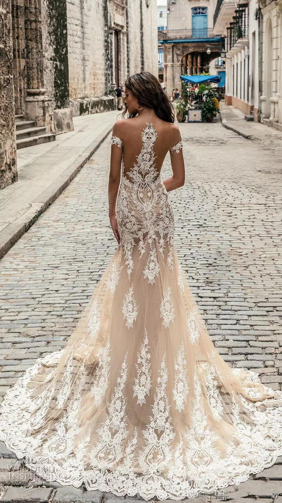 Champagne Julie Vino Wedding Dresses Off Shoulder Deep Plunging Neckline Bridal Gowns Sweep Train Lace Wedding Dress Custom Made