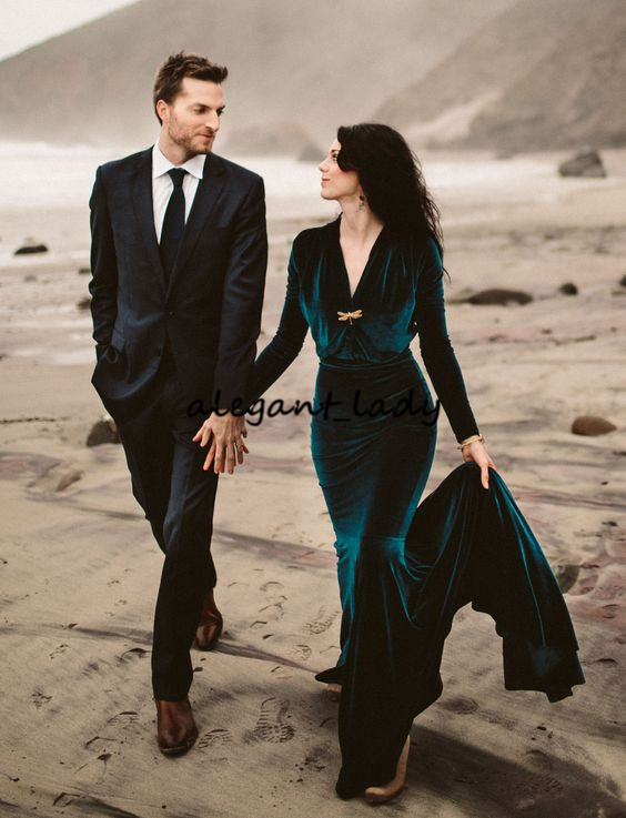 Vintage Emerald Green Velvet Mermaid Wedding Dresses with Long Sleeve 2019 Backless V-neck Sweep Train Bohemain Beach Bridal Wedding Gown