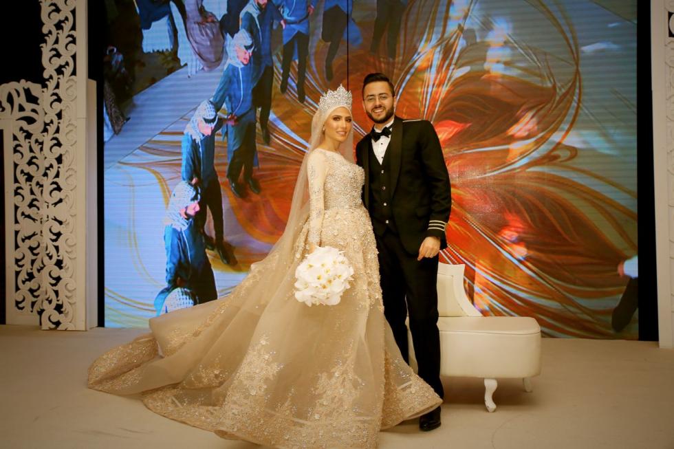 2019 Luxury Wedding Dresses Jewel Neck Lace Appliques Bling Crystal Sequins Beads Dubai Arabic Country Wedding Dress Long Sleeve Bridal Gown