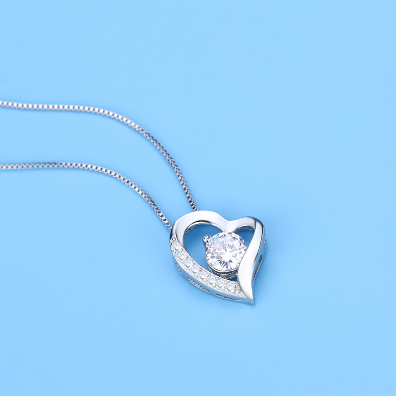 Charming S925 Silver-Plated Heart Shaped Pendant Necklace adorned with Glittering Diamond Crystals