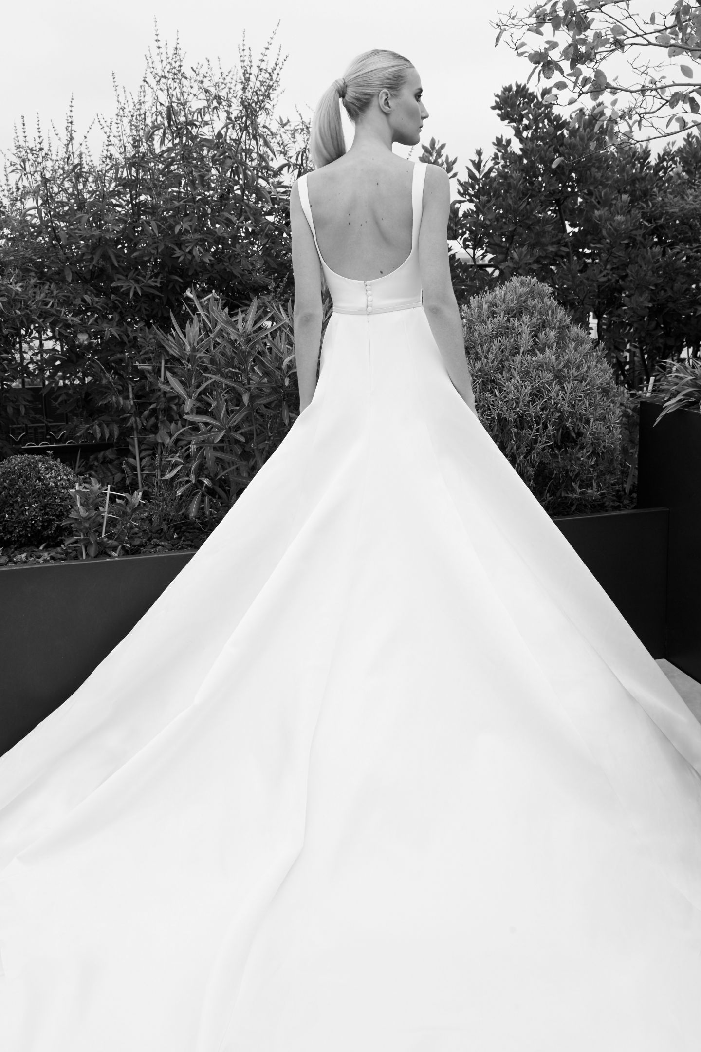 Elie Saab 2019 Wedding Dresses Elegant Satin Sweetheart Pleats Slim Fit Bridal Gowns Sweep Train Backless Wedding Dress