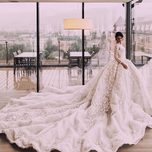 2018 Luxury Wedding Dresses Pearls Beaded Appliques Wedding Dresses Arabia Princess Royal Fabulous A Line Tulle Cathedral Train Bridal Gown