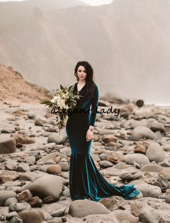 Vintage Emerald Green Velvet Mermaid Wedding Dresses with Long Sleeve 2019 Backless V-neck Sweep Train Bohemain Beach Bridal Wedding Gown