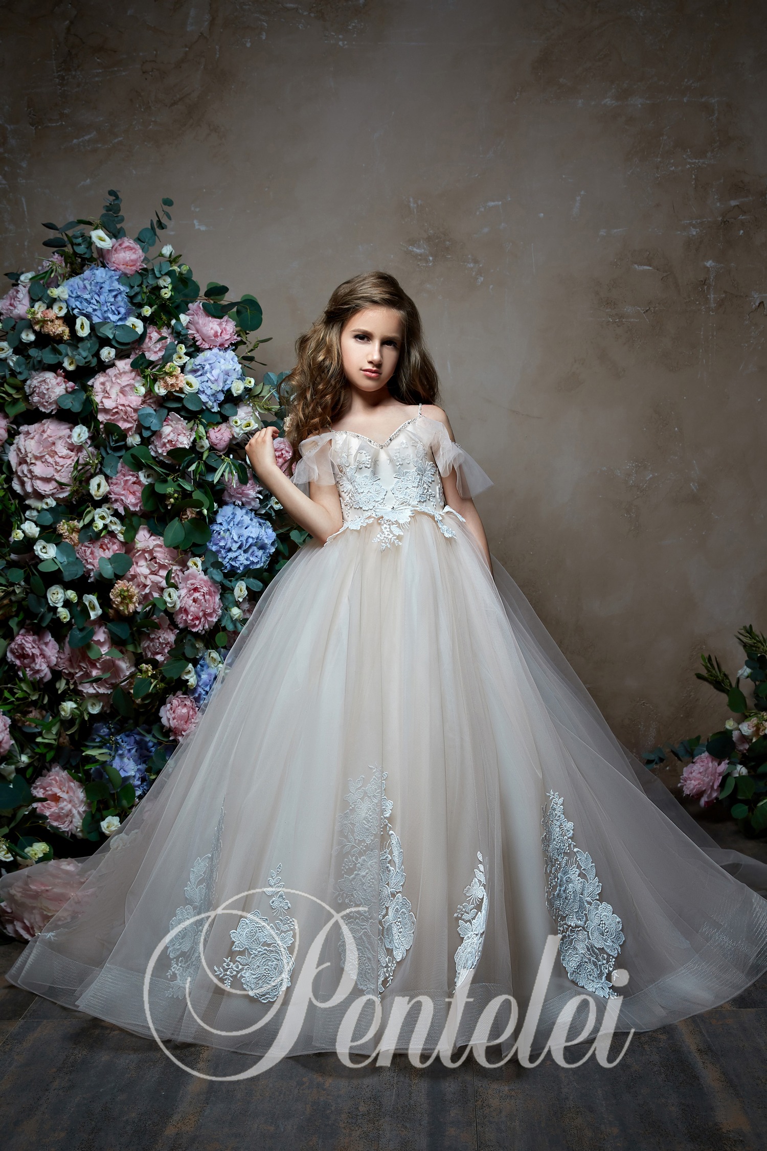 Pentelei 2019 Cute Flower Girl Dresses For Weddings Off The Shoulder Short Sleeve Lace Girls Pageant Dress Appliques Beaded Ball Gown