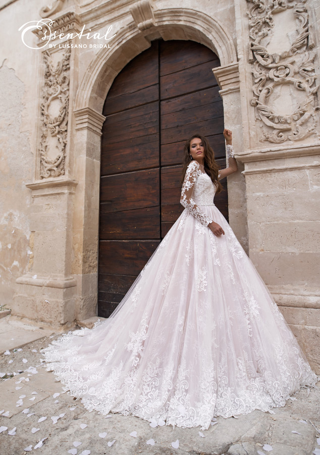 Modest Long Sleeve Dresses With Lace Appliqued Backless Bridal Gowns Sheer Jewel Neck Garden Country Wedding Dress Plus Size Gown