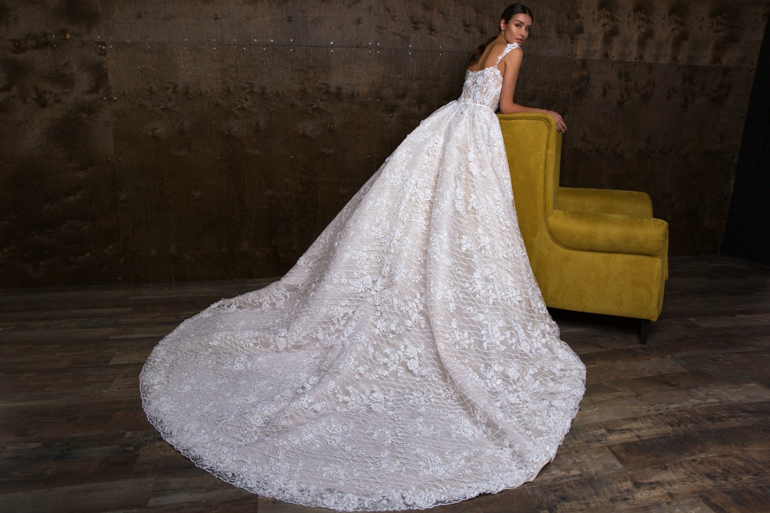 Crystal Design Luxury Wedding Dresses Lace 3D Floral Appliques Square Neck Sweep Train Country Bridal Gowns Sleeveless Plus Size robe de