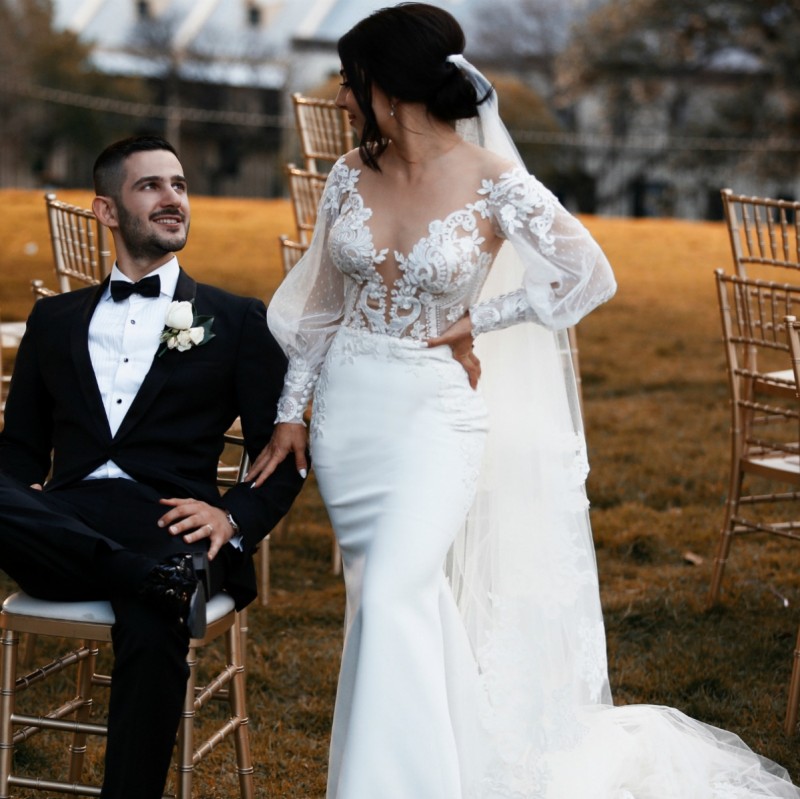 Berta Fashion Mermaid Wedding Dresses With Long Sleeves Sheer Plunging Neck Trumpet Bridal Gowns Appliqued Plus Size Vestido De Novia