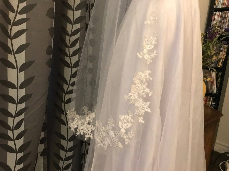 Fingertip Length Wedding Veils Bridal with Free Comb Formal Lace Appliques Cheap White Ivory New Arrival