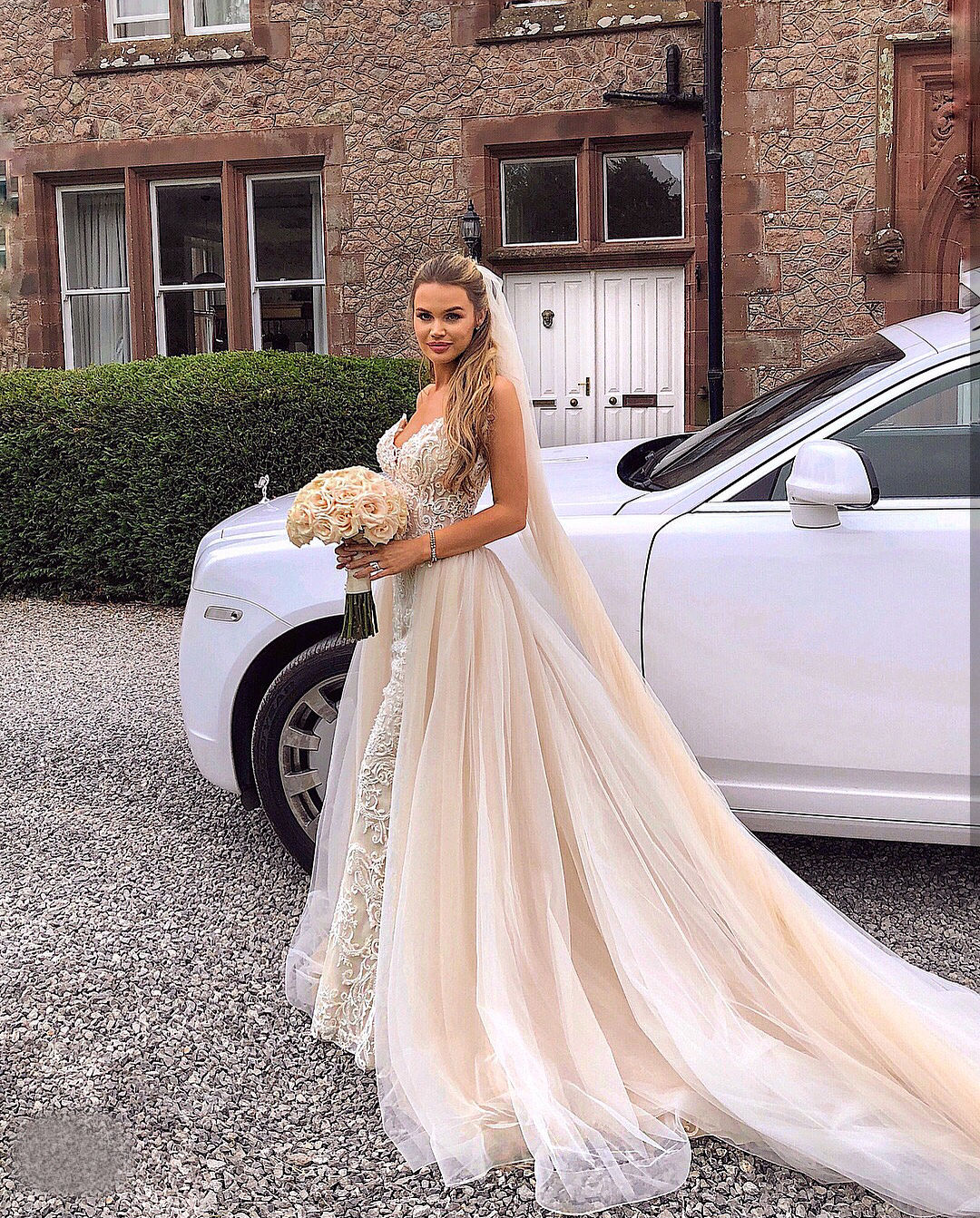 Luxury Dubai Wedding Dress Sweetheart Full Lace Appliques Backless Tulle Sweep Train Bridal Gowns With Detachable Train Custom Made